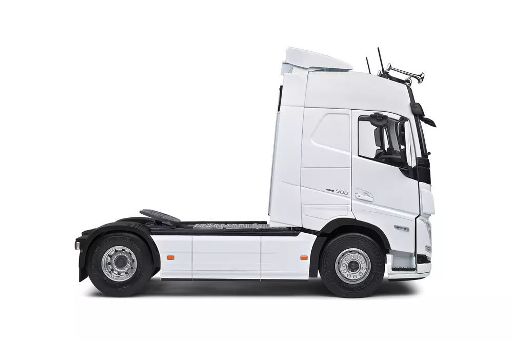 VOLVO FH16 GLOBETROTTER XL - 2021 (INCLUYE CALCOMANÍAS PARA PERSONALIZACIÓN)