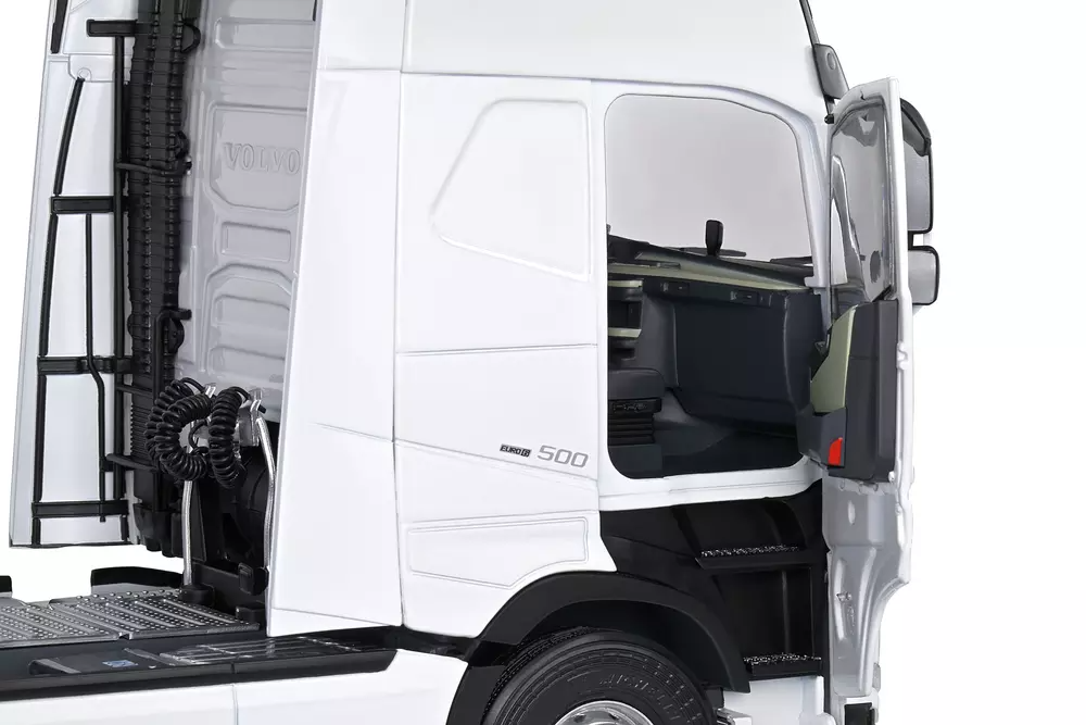 VOLVO FH16 GLOBETROTTER XL - 2021 (INCLUYE CALCOMANÍAS PARA PERSONALIZACIÓN)