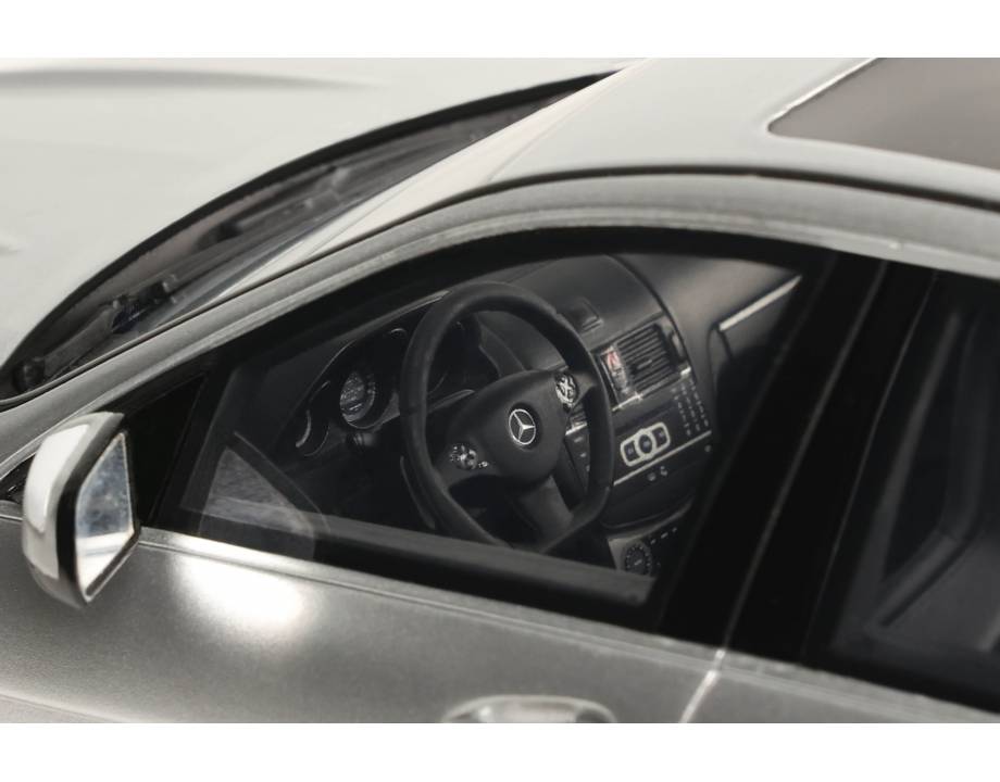 1:18 MERCEDES-BENZ C63 AMG SILVER