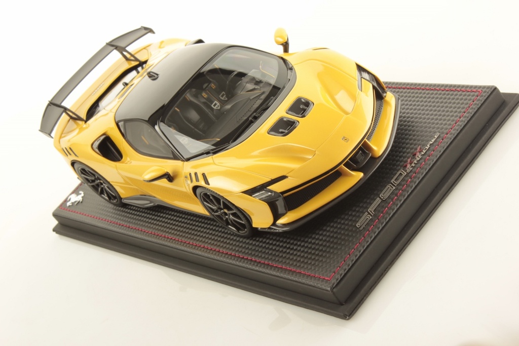 FERRARI SF90 XX STRADALE (GIALLO TRISTRATO) - EDICIÓN LIMITADA 99Uds. - MR COLLECTION + BASE