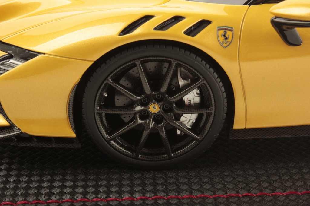 FERRARI SF90 XX STRADALE (GIALLO TRISTRATO) - EDICIÓN LIMITADA 99Uds. - MR COLLECTION + BASE