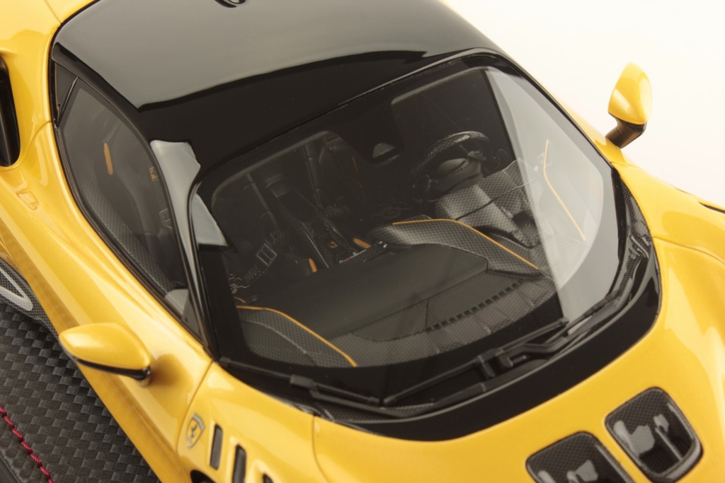 FERRARI SF90 XX STRADALE (GIALLO TRISTRATO) - EDICIÓN LIMITADA 99Uds. - MR COLLECTION + BASE