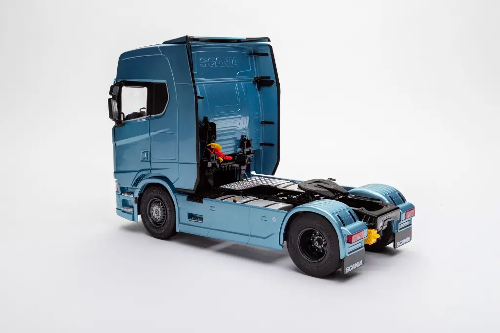 1-24-scania-s770-highline-frost-edition-blue-02.webp