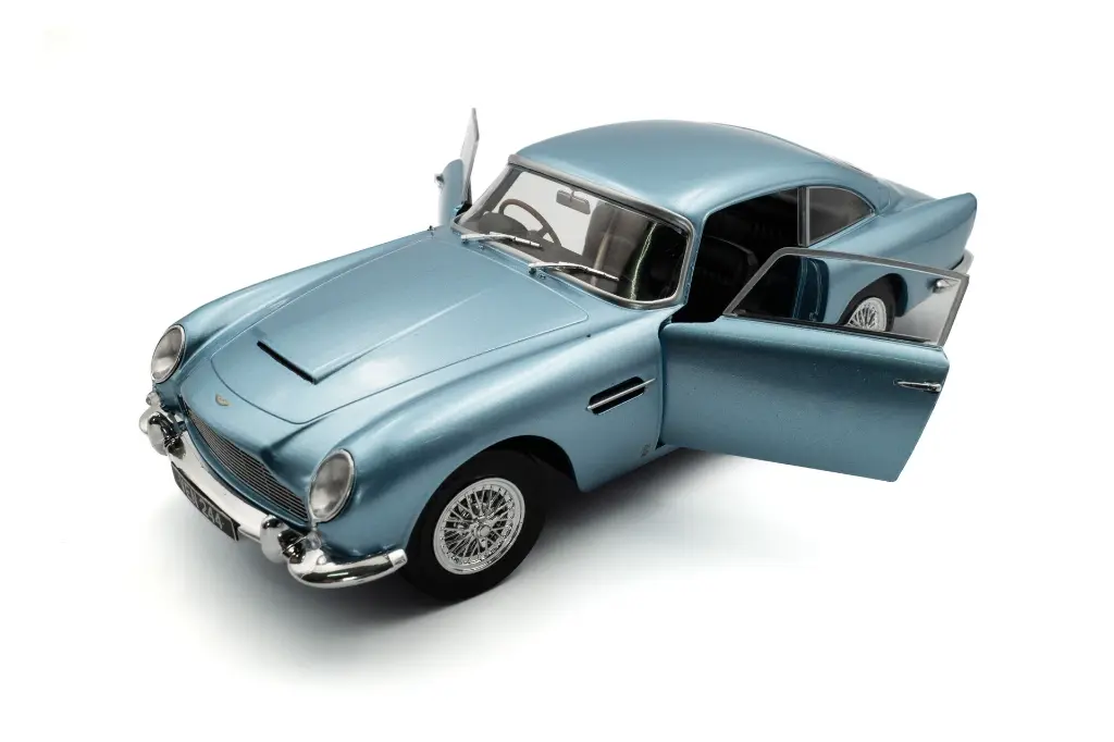 s1807104-aston-martin-db5-light-metallic-blue-1964-07.webp