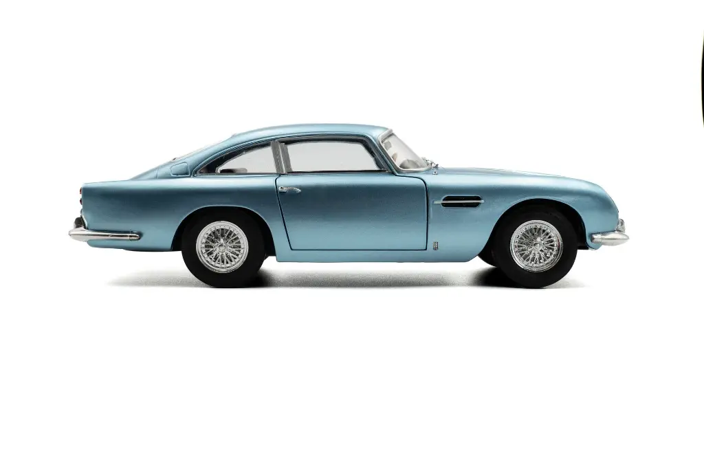s1807104-aston-martin-db5-light-metallic-blue-1964-05.webp