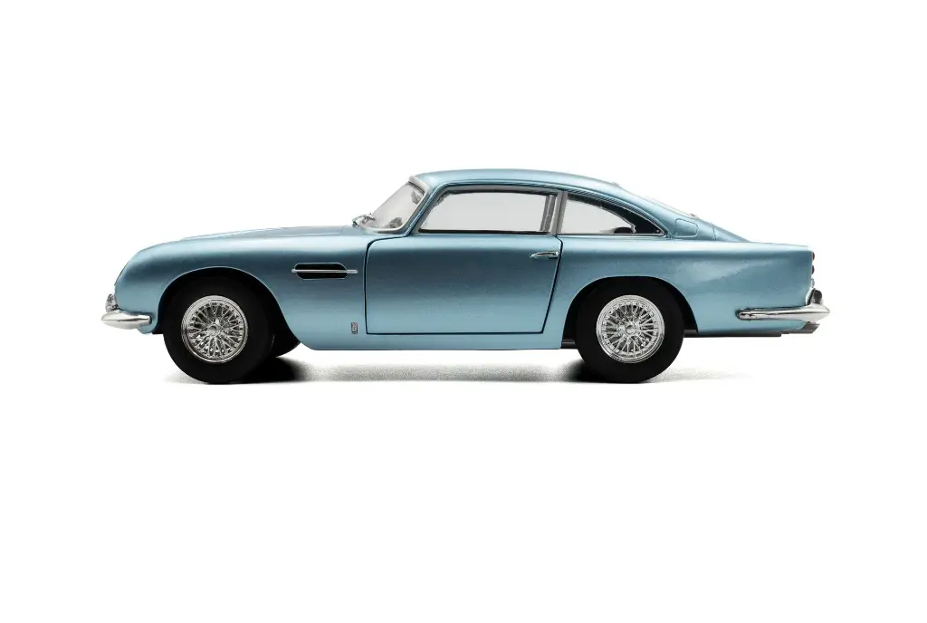 s1807104-aston-martin-db5-light-metallic-blue-1964-02.webp