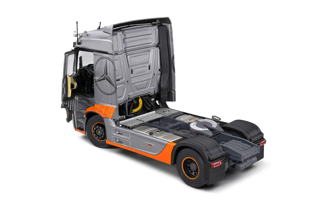 s2400202-mercedes-benz-actros-l-grand-prix-edition-2019-07.webp