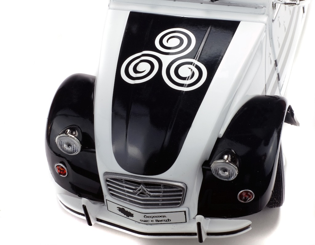 1:18 CITROËN 2CV6 BZH - 1982
