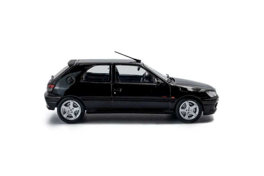 s4311405-peugeot-306-s16-noir-onyx-1994-05.webp