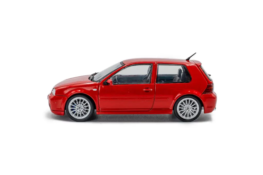 s4313604-volkswagen-golf-iv-r32-toronto-red-2003-02.webp