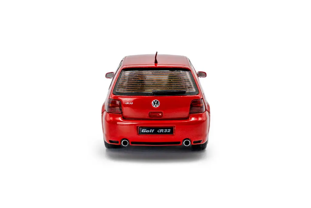 s4313604-volkswagen-golf-iv-r32-toronto-red-2003-03.webp