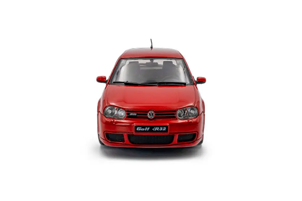 s4313604-volkswagen-golf-iv-r32-toronto-red-2003-06.webp