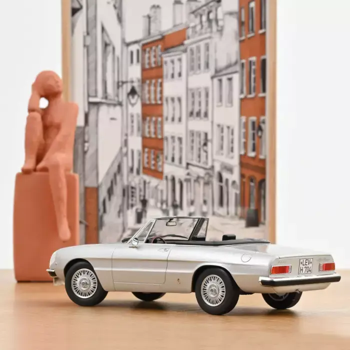 alfa-romeo-2000-spider-1973-gris-clair-metallise-1-18 (2).webp