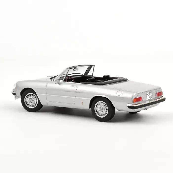 alfa-romeo-2000-spider-1973-gris-clair-metallise-1-18 (6).webp