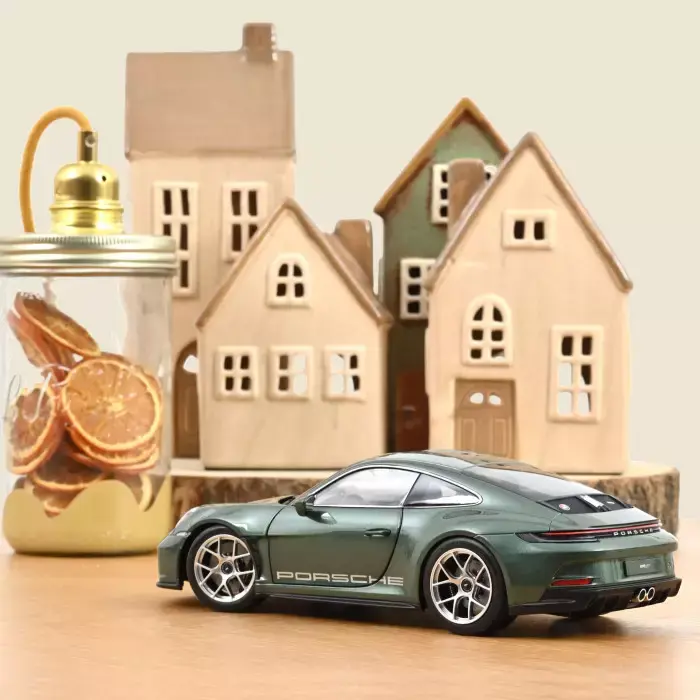 porsche-911-s-t-2023-vert-malachite-metallise-1-18 (2).webp