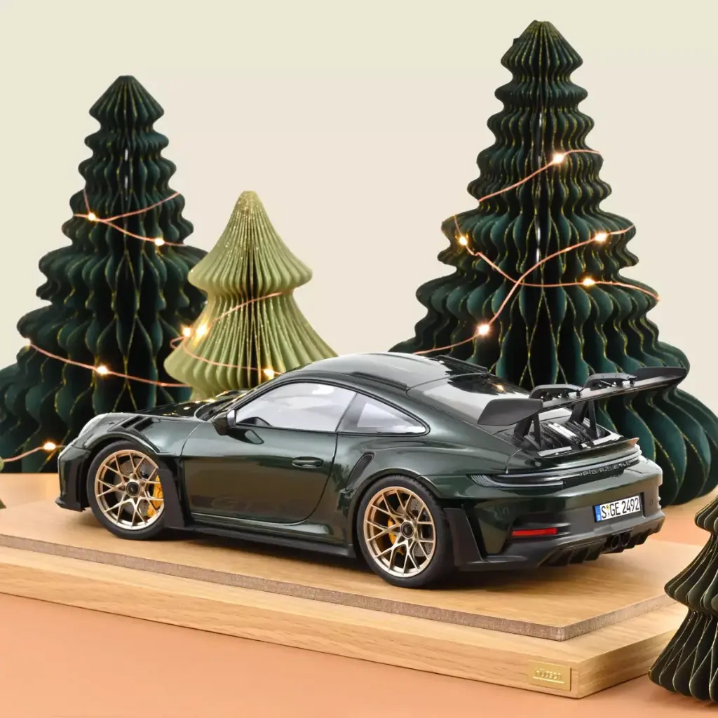 porsche-911-gt3-rs-2022-vert-jet-metallise-et-noir-1-12 (2).webp