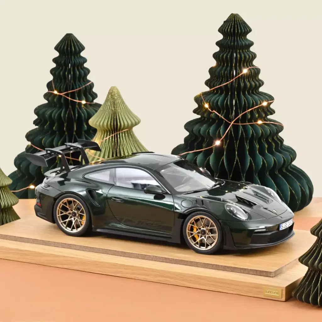 porsche-911-gt3-rs-2022-vert-jet-metallise-et-noir-1-12 (1).webp