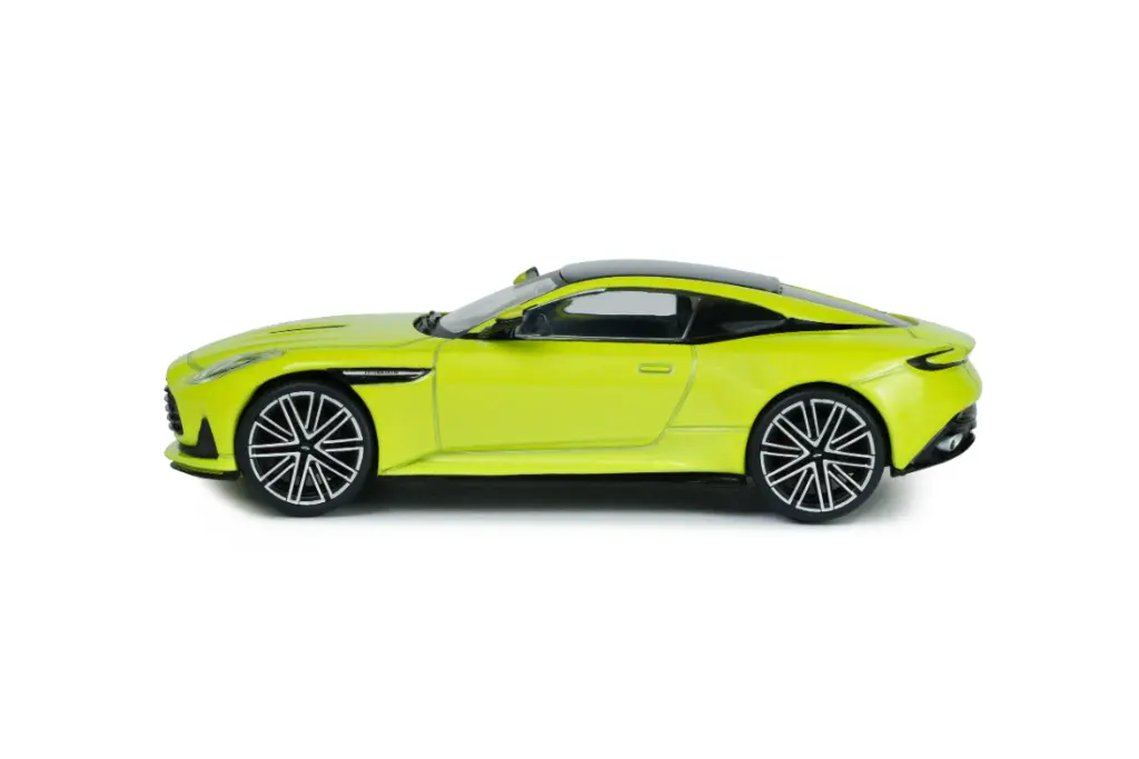 aston-martin-db12-lime-essence-2023-02.webp