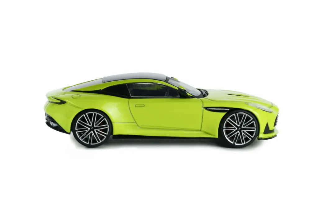 aston-martin-db12-lime-essence-2023-05.webp
