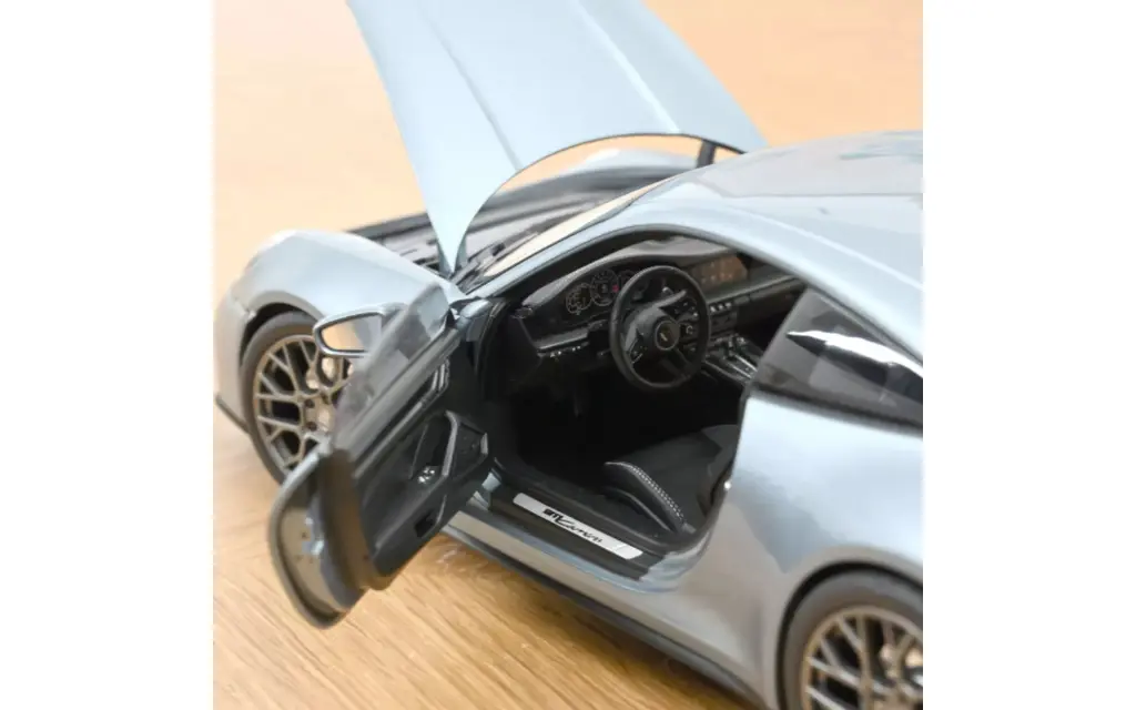 porsche-911-carrera-2025-964-polarsilvermetallic-1-18 (3).webp