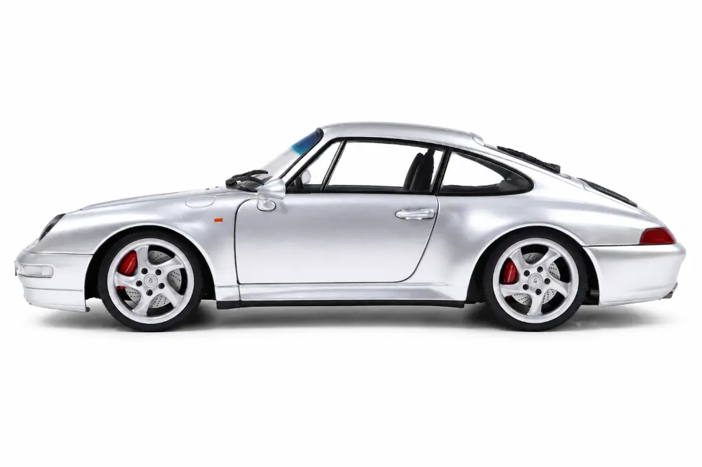 Porsche 911 Carrera 4S plateado en estudio(1).webp