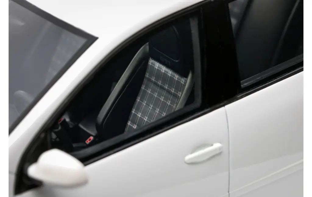 volkswagen-golf-v-gti-edition-30-candy-white-lb9a-2007 (10).webp