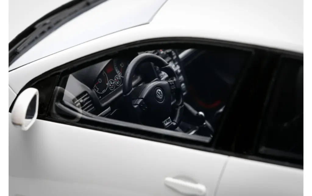 volkswagen-golf-v-gti-edition-30-candy-white-lb9a-2007 (9).webp