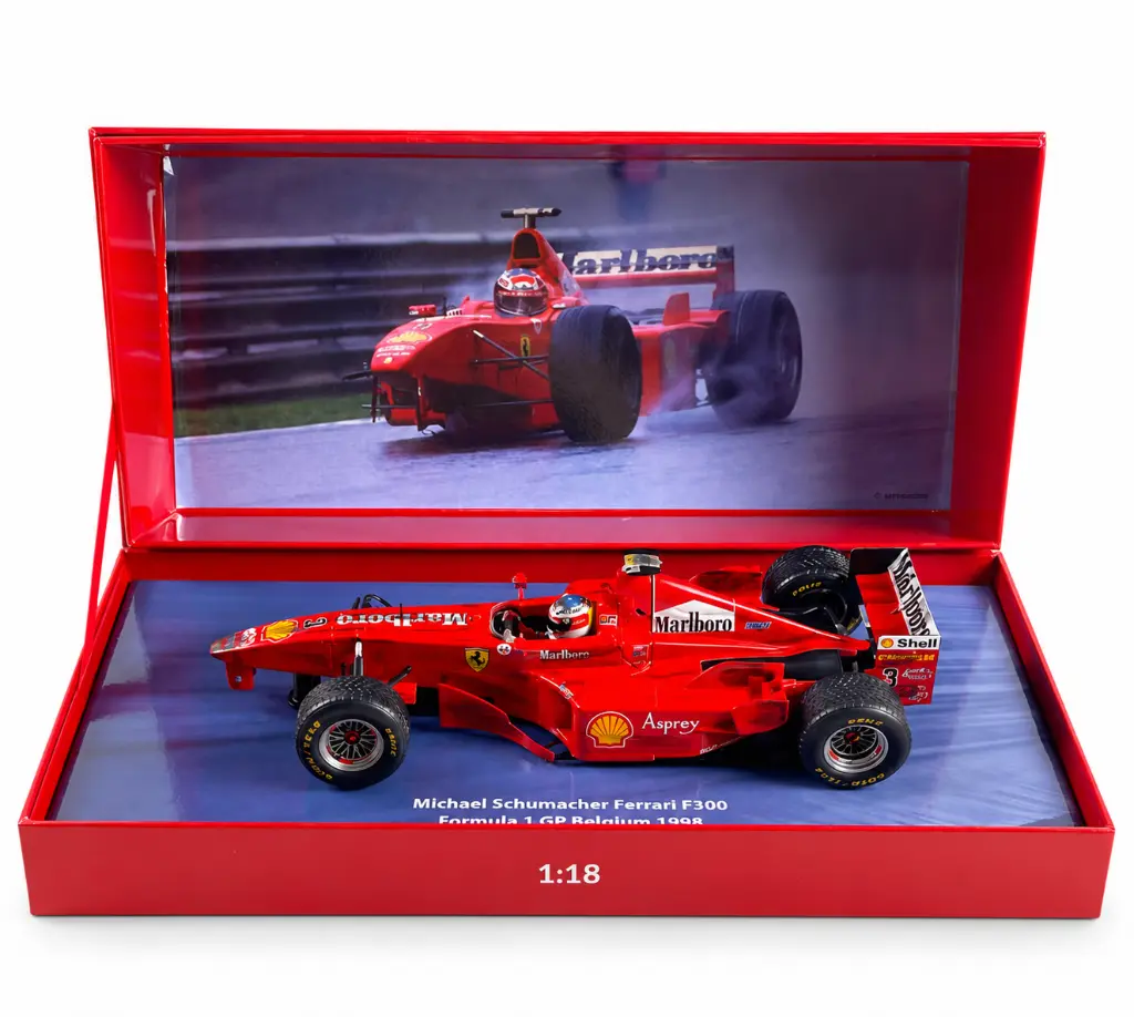 Ferrari F300 en caja de presentación.webp