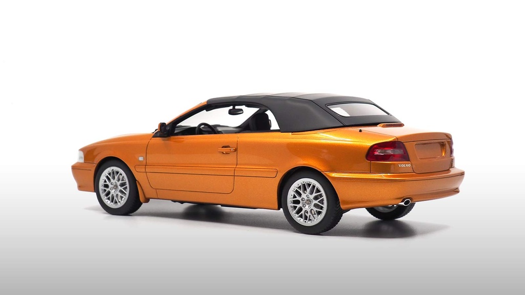 1:18 VOLVO C70 CONVERTIBLE - NEW EDITION - 1999 EDICIÓN LIMITADA NUMERADA