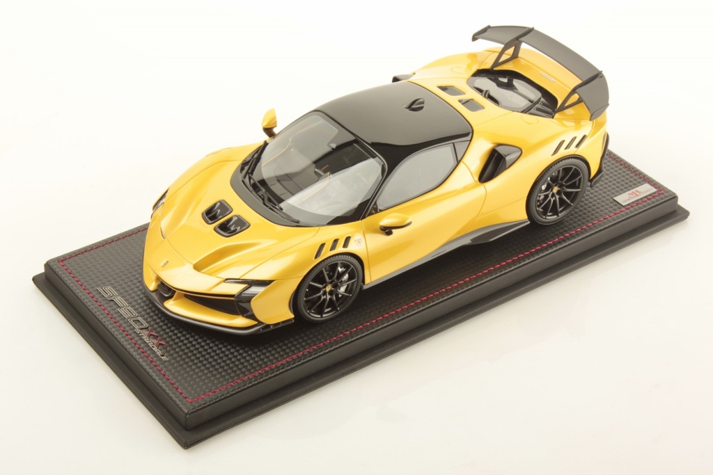FERRARI SF90 XX STRADALE (GIALLO TRISTRATO) - MR COLLECTION + BASE